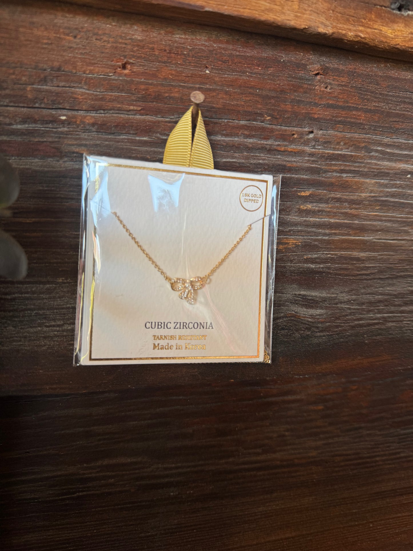 Small bow necklace